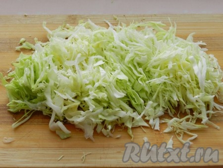 Капусту нарезать на тонкие полоски.