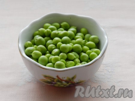 Горошек очистить. Понадобится примерно полстакана очищенного горошка. При использовании замороженного горошка его нужно всыпать в кипящую чуть подсоленную воду и отварить в течение 5 минут, затем промыть холодной водой, дать стечь воде, остудить.
