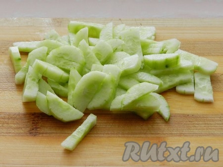 Огурцы очистить и нарезать соломкой.