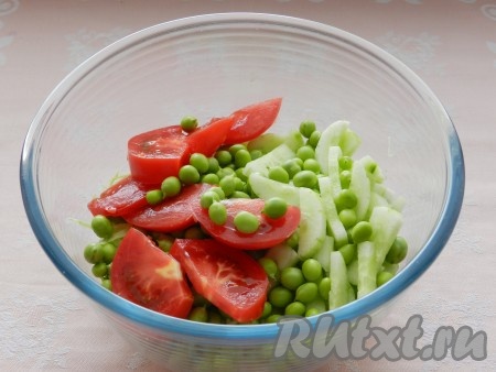 Добавить помидоры и мелко нарезанный укроп.