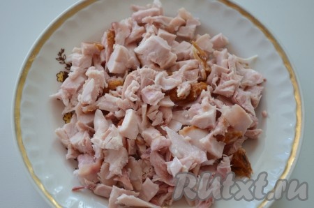 250-300 грамм копчёного куриного мяса (я взяла куриные бёдра), отделённого от костей, нарезаем мелко.