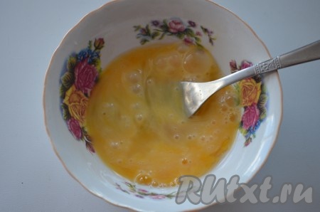 Сначала приготовим яичные блинчики. Для этого в пиалку разбиваем 1 яйцо и взбалтываем.