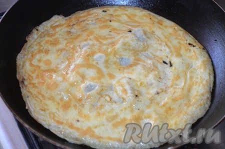 Выливаем его на разогретую с небольшим количеством масла сковороду и жарим с двух сторон, как обычный блин. Точно также поступаем со вторым яйцом. Остужаем блинчики.
