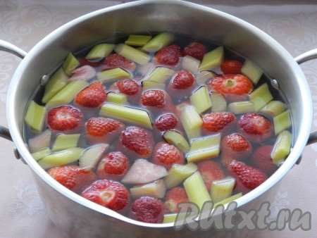 В кастрюле вскипятить 2&nbsp;литра воды. Выложить свежую клубнику и ревень в воду, добавить сахар, довести до кипения и варить компот на среднем огне 5 минут. Затем снять с огня, остудить. По желанию остывший напиток можно процедить.
