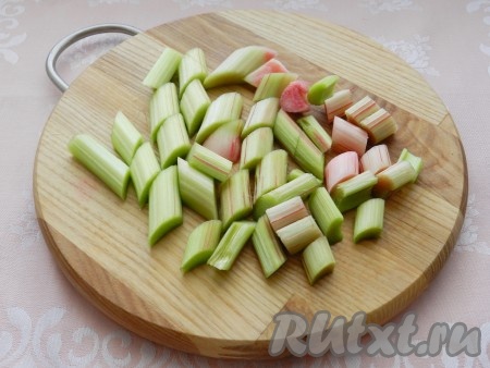 Ревень нарезать небольшими брусочками.