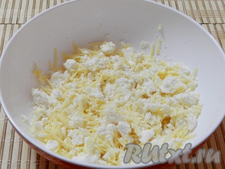 Можно взять как один вид сыра, так и несколько видов сыров. Сыр твёрдых сортов натереть на мелкой тёрке (я натёрла "Российский" сыр). Мягкий сыр (у меня - фета) размять вилкой. Выложить сыр в глубокую миску.