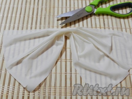 Тесто фило предварительно разморозить, как указано на упаковке, в течение 2 часов. Разрезать лист теста пополам. Собрать по середине в "бантик".