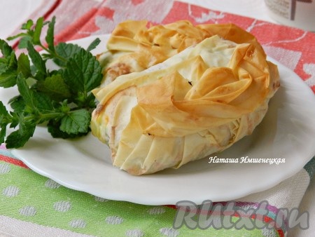 Нежные и хрустящие пирожки из теста фило с начинкой из сыра готовы, даём немного остыть и подаём аппетитную выпечку к столу.