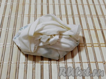 Завернуть пирожок снизу и по бокам, чтобы образовались складки.