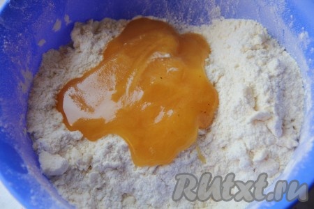 Добавляем к полученной крошке жидкий мёд. Если у вас мёд не жидкий, тогда растопите его до жидкого состояния на водяной бане (или в микроволновке).