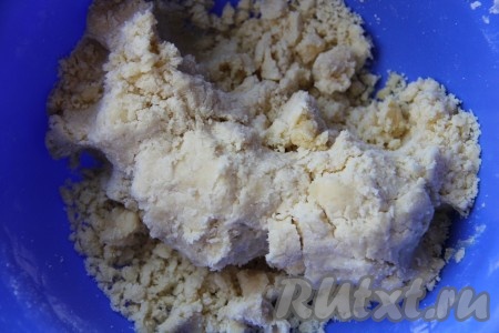 Перемешиваем, замешивая тесто для печенья. Тесто получается очень рассыпчатым и вначале тяжело собирается в один ком, затем становится более податливым. Долго тесто вымешивать не нужно. 