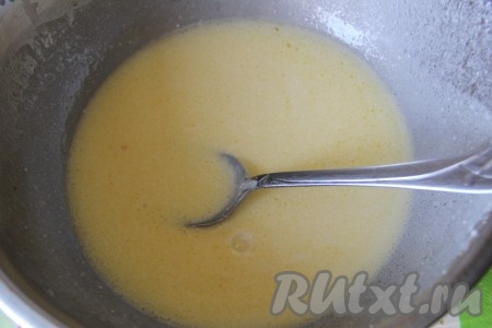 Разбухший желатин отправить на огонь и, не доводя до кипения, растворить полностью желатин. Распущенный желатин влить тонкой струйкой в сливки, температура которых должна быть не выше 90 градусов. Наш ганаш из белого шоколада готов, по консистенции он должен напоминать сливки.
