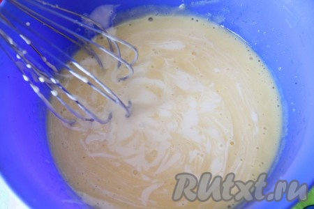 Когда желатин добавлен в желтки, перейдем к следующему этапу приготовления баварского мусса. Взбиваем сливки. Добавляем к муссу лимонный сок и взбитые сливки. Перемешиваем. Мусс получается жидким, но он застынет, благодаря желатину, входящему в его состав.
