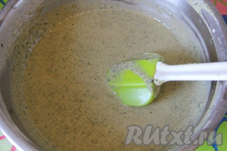 Следом добавить измельченную мяту и перемешать. Тесто получается, как жидкая сметана.
