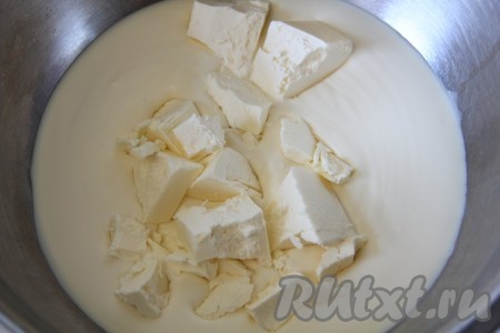 Приготовить ганаш из белого шоколада. Желатин замочить в молоке и оставить для набухания. Сливки смешать со сливочным маслом, сахаром и белым шоколадом, отправить массу на огонь до полного растворения шоколада в сливках.