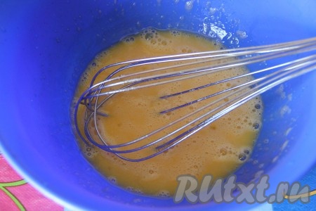 Приготовим баварский мусс. Для этого желатин заливаем 50 граммами молока. Отдельно взбиваем яичные желтки с сахаром, добавляем оставшееся молоко&nbsp;и отправляем массу на огонь, доводим до температуры 85 градусов, не забывая при этом постоянно помешивать. Разбухший желатин в отдельной емкости отправляем на огонь и, не доводя до кипения, на маленьком огне полностью растворяем. Когда ячино-молочная масса достигнет 85 градусов, добавляем в нее желатин, растворенный в молоке.
