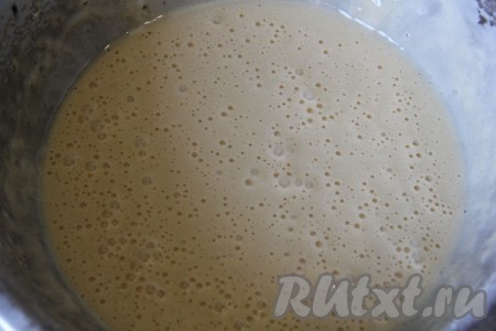 Яйца взбить с сахаром до побеления, добавить растительное масло, муку и разрыхлитель.
