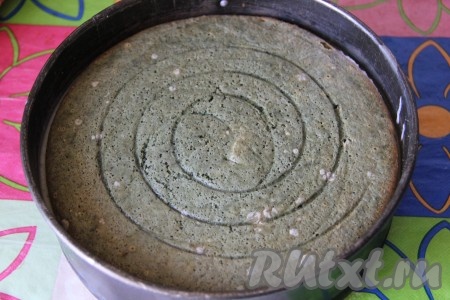 Накрываем торт сверху вторым мятным бисквитным коржом и отправляем в холодильник для застывания.
