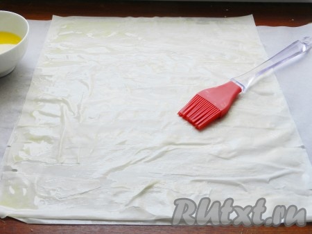 Тесто фило заранее разморозить. Сливочное масло растопить. Расстелить лист теста, хорошо смазать маслом с помощью кисти, накрыть вторым листом и снова смазать. Таким образом, не забывая промазывать маслом, выложить четыре листа теста друг на друга.