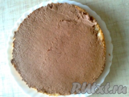 Для приготовления сиропа 50 мл молока, 50 грамм сахара и 1 чайную ложку какао смешала, поставила на огонь и проварила до растворения сахара. Пропитала коржи сиропом. Затем один пропитанный бисквитный корж промазала шоколадным сливочным кремом (Для приготовления крема молоко вскипятить и остудить до комнатной температуры. Масло нагреть до комнатной температуры. Все ингредиенты для приготовления крема соединить, перемешать ложкой и взбивать миксером на самой низкой скорости до тех пор, пока масса не станет однородной, перламутрового цвета, примерно 3-5 минут. Крем получается пышным, нежным, с лёгким ванильным ароматом).
