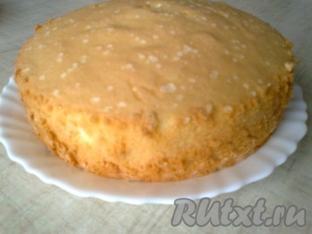 После остывания перевернуть польский бисквит и с помощью ножа отделить от краев формы, раскрыть форму и вынуть бисквит.
