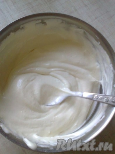 Всыпаем к взбитой массе муку с крахмалом и аккуратно, но тщательно, перемешиваем ложкой или лопаткой до однородности.