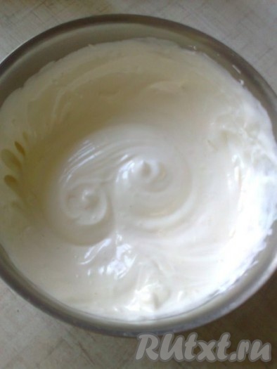 Сначала надо разогреть духовку до 170-180 градусов. Затем муку смешиваем с крахмалом. Яичные белки с помощью миксера взбиваем до мягких пиков и, добавляя по 1 столовой ложке сахара, продолжаем взбивать до&nbsp; стойких пиков, ориентировочно 3 минуты. Добавляем по одному желтки, продолжая взбивать.
