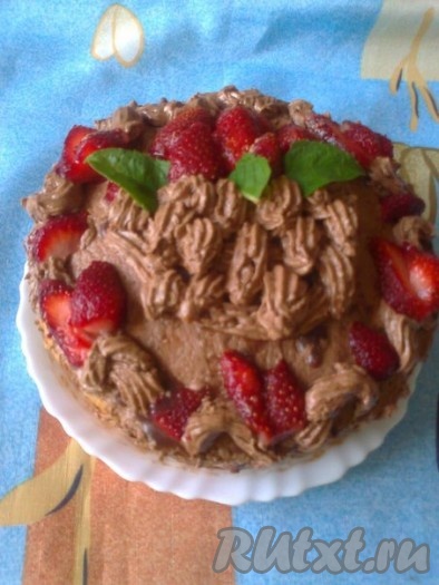 Накрыла вторым коржом, украсила клубникой, кремом и получился небольшой,
