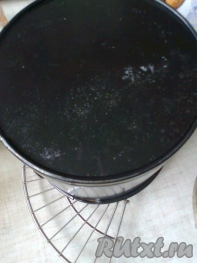 Вынимаем готовый бисквит из духовки, переворачиваем вверх дном и поднимем на высоту приблизительно 50 см над столешницей.&nbsp; Бросаем форму с бисквитом&nbsp; вниз на столешницу (не бойтесь, ничего не случится, бисквит не выпадет. Все хозяйки, которые пекли этот бисквит, тоже&nbsp; его бросали). Потом вверх дном, как есть, ставим на решетку до полного остывания (3-5 часов, можно дольше).
