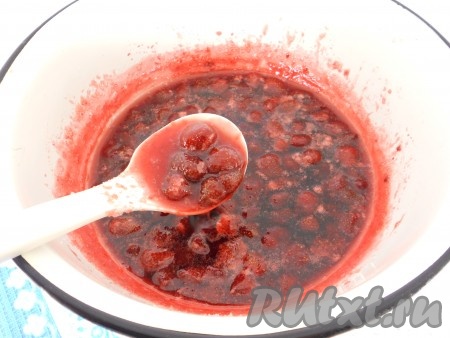 Варенье снять с огня и дать ему полностью остыть. После этого снова поместить миску на медленный огонь, довести клубничное варенье до кипения. Варить ещё 5-7 минут, аккуратно перемешивая время от времени. Ягоды клубники остаются целыми.