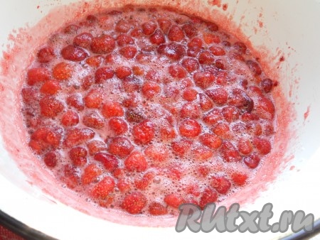 Далее миску с клубникой поставить на небольшой огонь. Довести до кипения, снять пену, варить, помешивая, до полного растворения сахара (4-5 минут).
