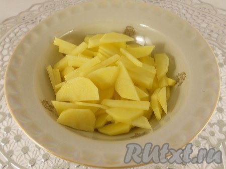 Картофель очистить и порезать небольшими кусочками.