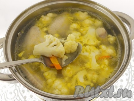 Выложить содержимое сковороды в кастрюлю. Добавить приправу и специи.