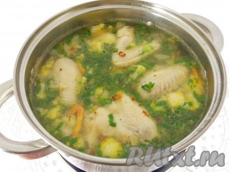 Добавить в суп сушеные хлопья паприки и варить суп на медленном огне не более 7-10 минут, чтобы капуста осталась хрустящей. В конце (за 5 минут до готовности) добавить в суп лавровый лист, измельченный чеснок и измельченный зеленый лук.