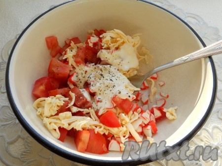 Салат посыпать смесью перцев, посолить, добавить майонез.
