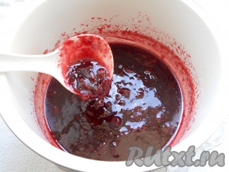 За 5 минут до окончания готовки влить лимонный сок, перемешать джем. Он получается насыщенным, красивым, по консистенции редковатым. Так и должно быть, при охлаждении джем загустеет.