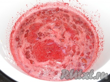 Далее выставить режим "Выпечка" на 25 минут (температура на этом режиме 100-120 градусов - бурного кипения не происходит). Готовить джем при открытой крышке, иногда помешивая. Вначале будет обильная пена, которую следует убрать.