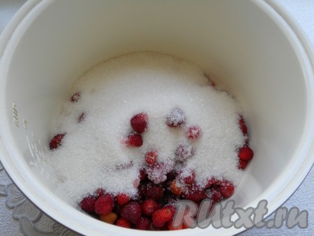 Клубнику хорошо вымыть, удалить хвостики. Поместить клубнику в чашу мультиварки, засыпать сахаром.