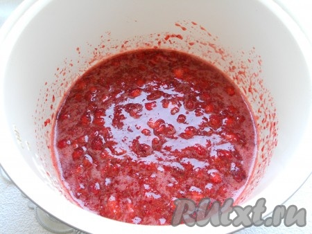 Далее клубнику с сахаром можно пюрировать блендером до однородности. Но я люблю, чтобы кусочки клубники в джеме оставались, поэтому по старинке "жмакаю" все руками.
