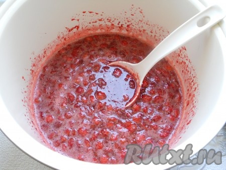 Поместить чашу в мультиварку и выставить режим "Подогрев" на 20 минут. За это время при подогреве клубника пустит сок и сахар растворится.