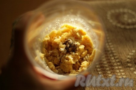 Нут измельчить блендером, добавить натертый чеснок, соль и перец. 