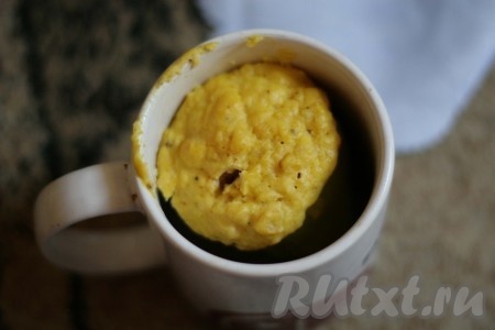 Я готовлю перец в высокой кружке, чтобы начинка не вытекала. 