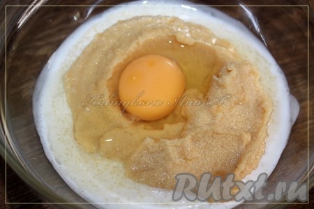 Готовую чечевицу пюрировать блендером и смешать все вместе - кус-кус, манку, пюре из чечевицы и одно яйцо. Добавить специи по вкусу.
