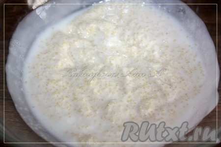 Смешать кефир с крупами&nbsp; и дать набухнуть в течение 10 минут.
