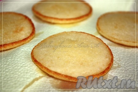 Готовые оладьи из чечевицы, кус-куса и манки выкладываем на бумажное полотенце, чтобы убрать лишний жир.
