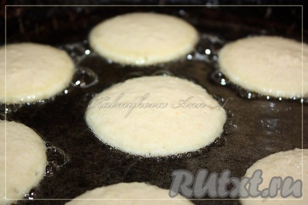 Жарить оладьи с двух сторон на слегка промасленной сковороде до готовности.
