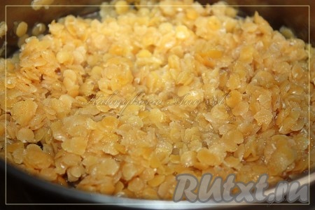 Отварить чечевицу в соответствии с инструкцией на упаковке.
