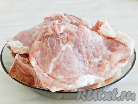 Свиные антрекоты отбить с обеих сторон, но не очень тонко. Поперчить по вкусу.