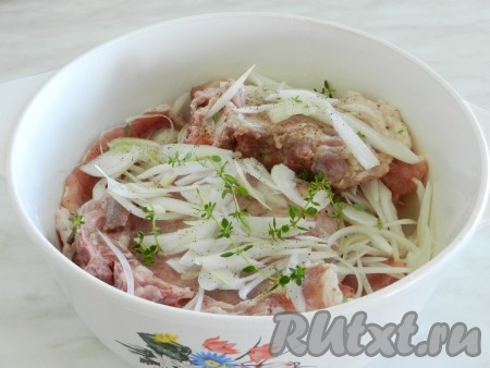 Мясо сложить в кастрюлю, сбрызнуть лимонным соком, переслаивая нарезанным луком и, по желанию, веточками майорана. Оставить мариноваться на 2 часа при комнатной температуре или в холодильнике на более длительное время. Посолить мясо перед самым приготовлением.