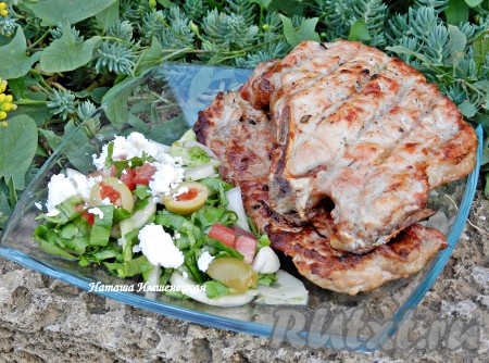 Антрекоты из свинины, приготовленные на мангале, получаются сочными, аппетитными и очень вкусными, к столу подаём горячими.